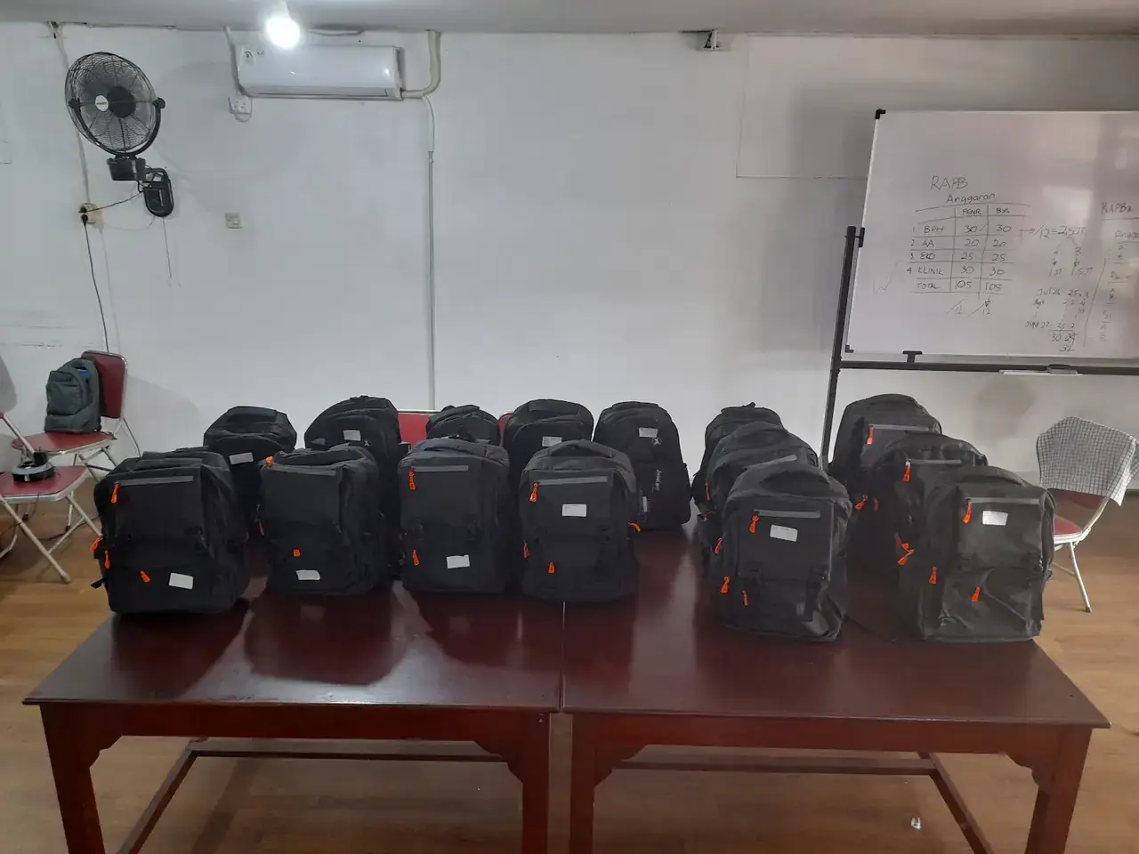 Tas sekolah baru tertata rapi di atas meja kantor LPM Pelita Kasih